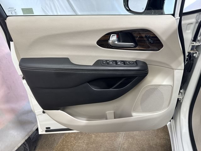 Used 2023 Chrysler Pacifica Limited FWD image 24