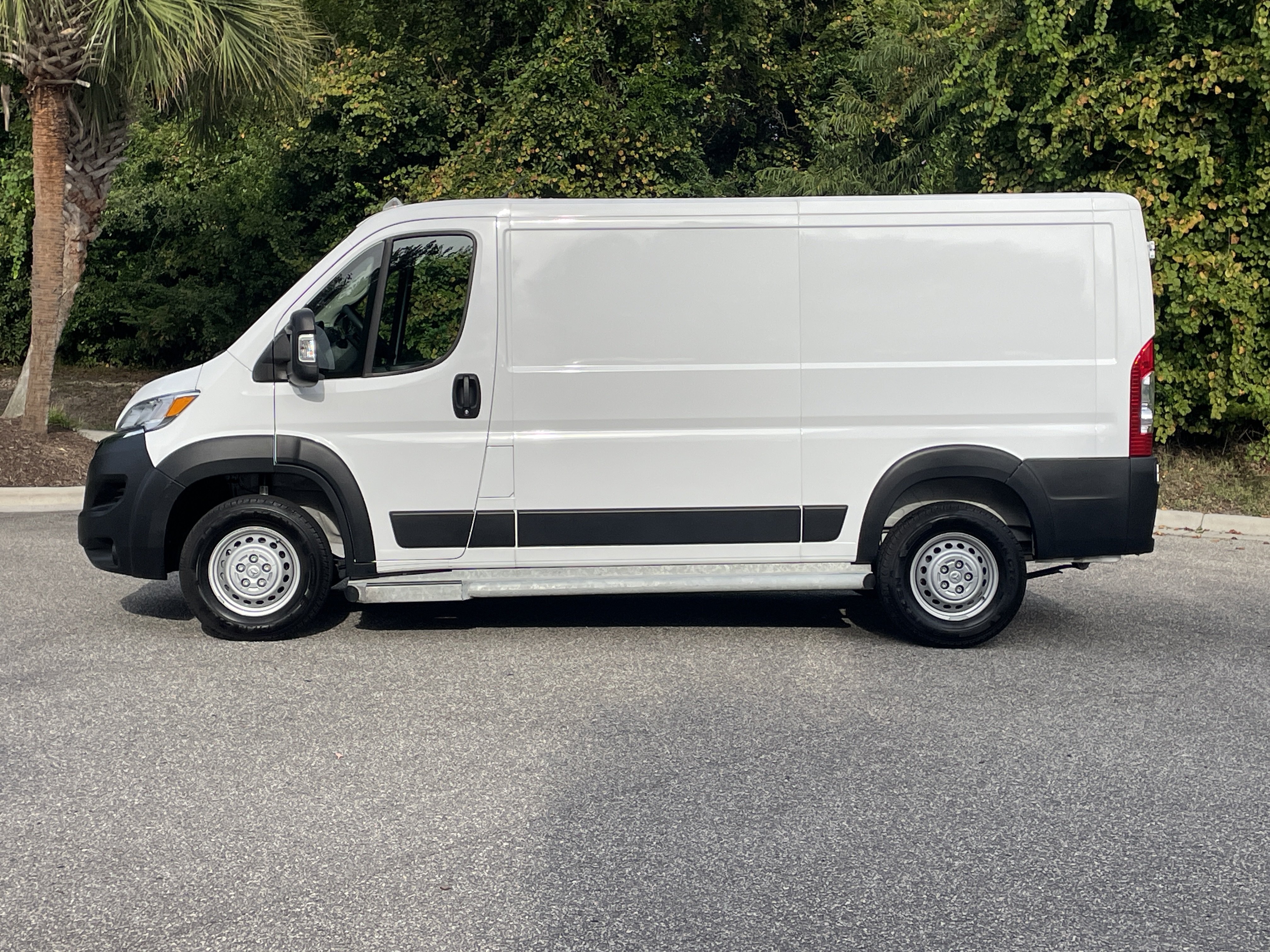 Used 2025 RAM ProMaster 2500 w/ U-Haul Equipment Group FWD image 6