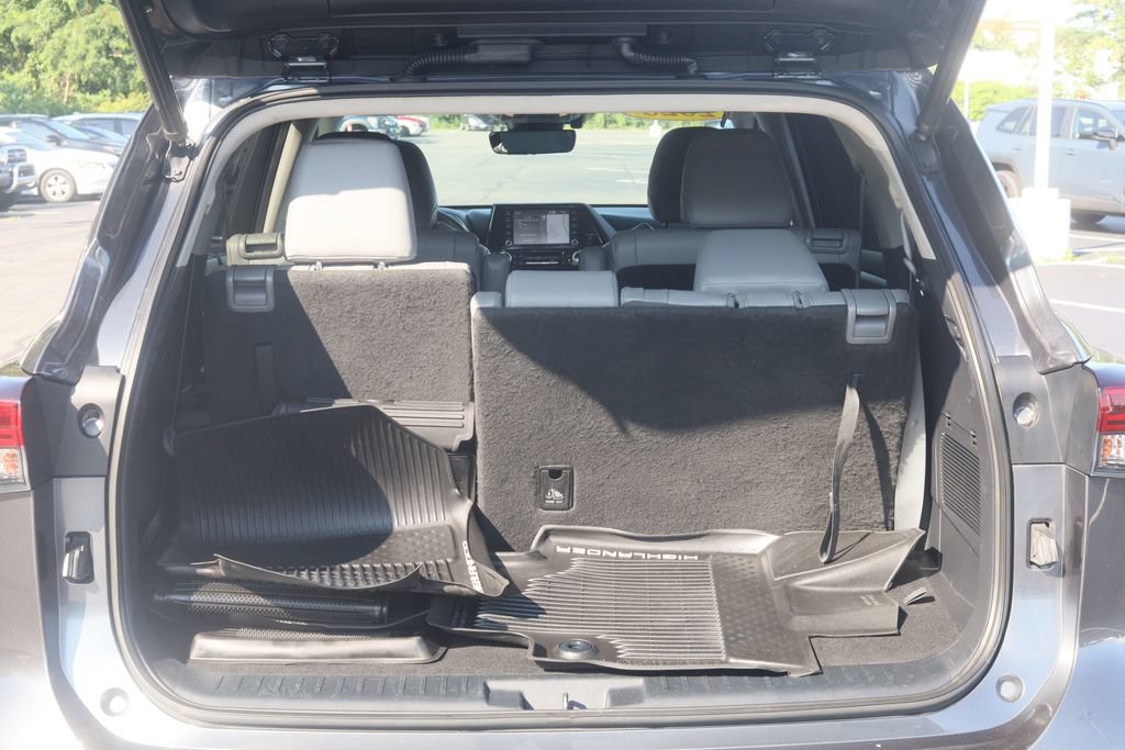 Used 2020 Toyota Highlander XLE AWD/4WD image 34