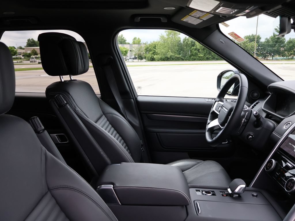 Used 2025 Land Rover Discovery Metropolitan Edition AWD/4WD image 8