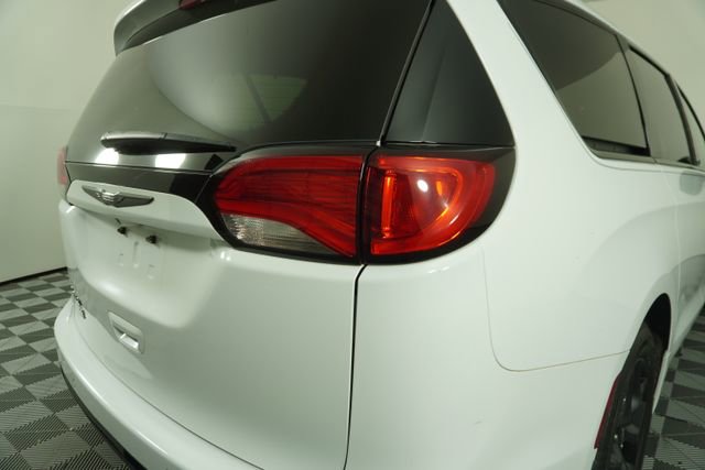 Used 2020 Chrysler Pacifica Touring-L image 13