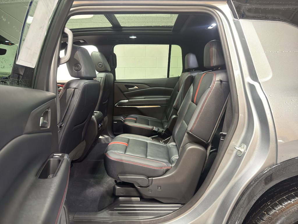 Used 2025 Chevrolet Traverse RS image 10