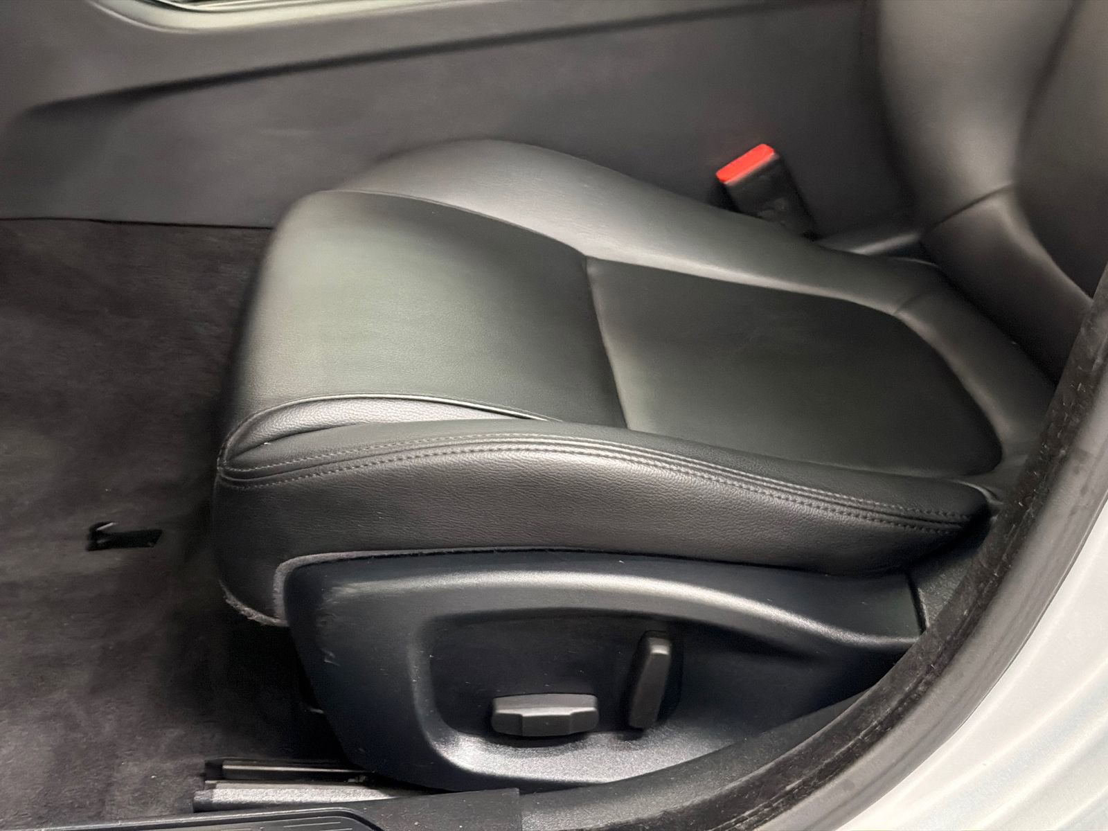 Used 2018 Jaguar XE Premium image 14