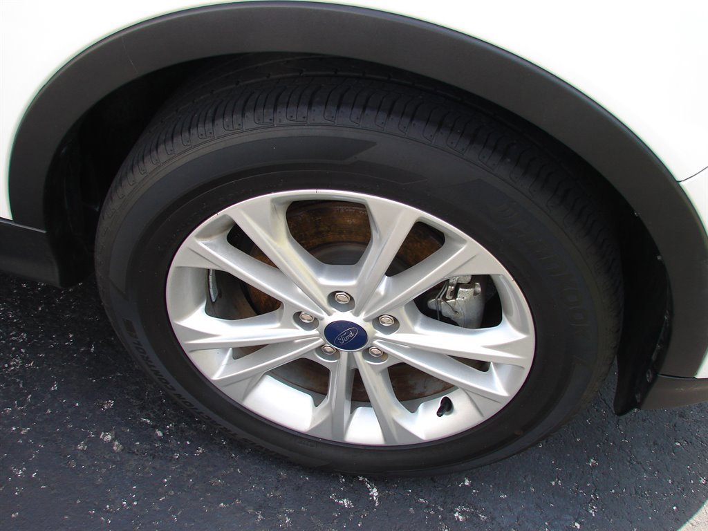 Used 2019 Ford Escape SEL image 3