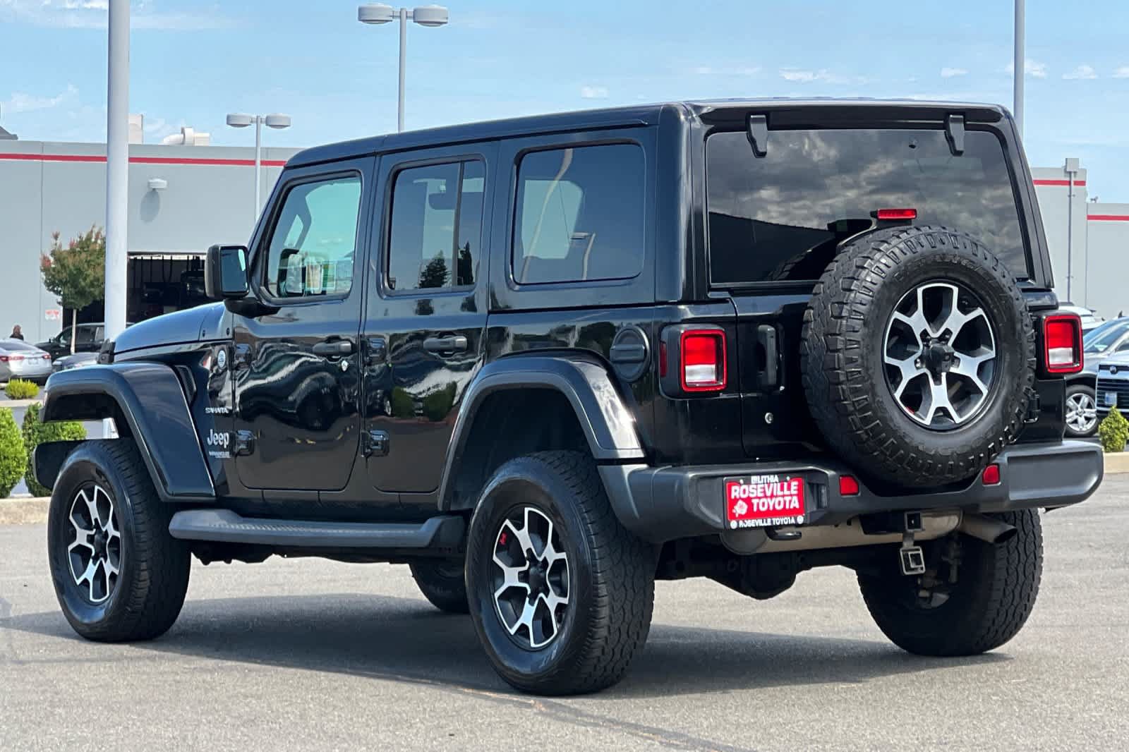 Used 2018 Jeep Wrangler Unlimited Sahara w/ Uconnect 4C Nav & Sound Group AWD/4WD image 7