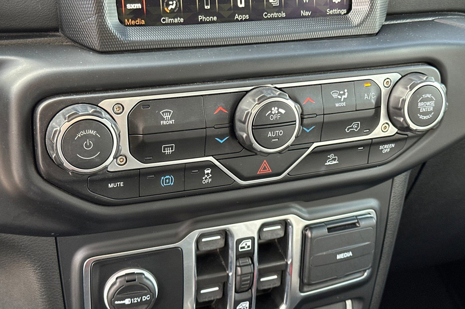 Used 2023 Jeep Wrangler Sahara image 21