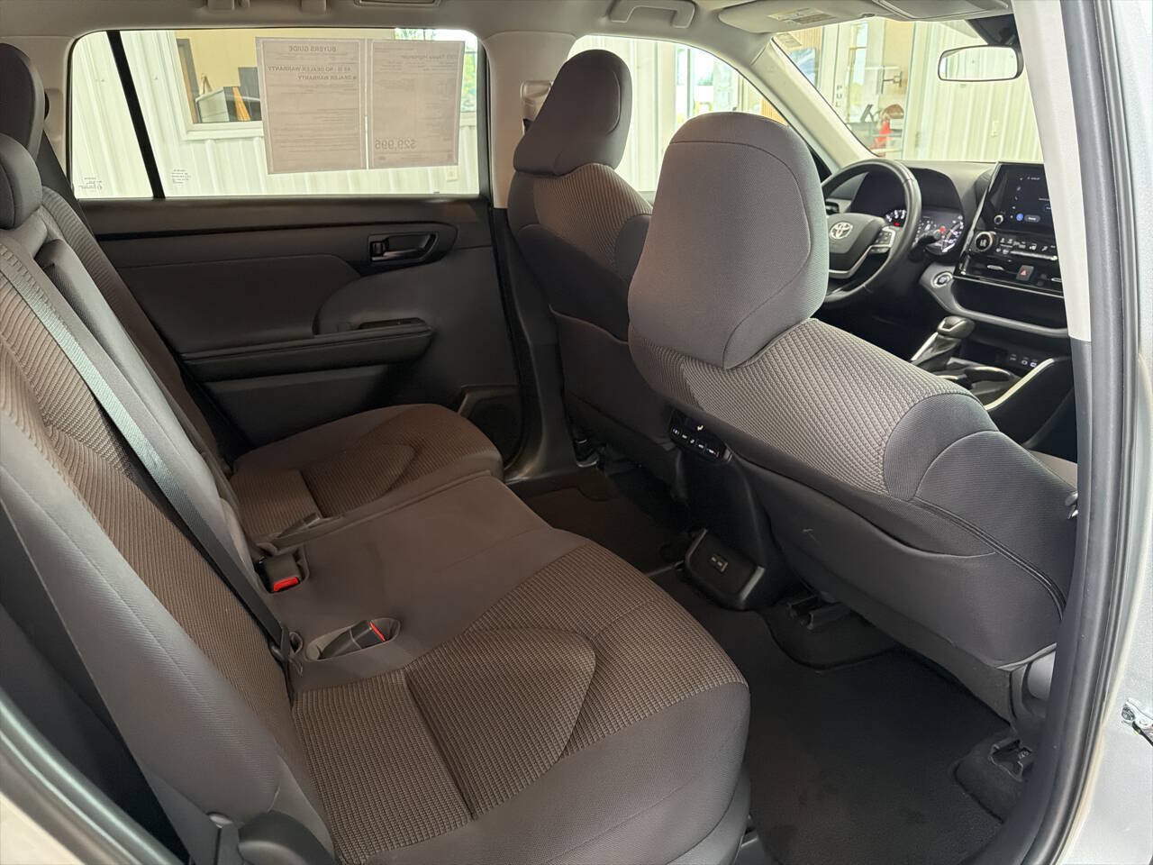 Used 2023 Toyota Highlander LE AWD/4WD image 27