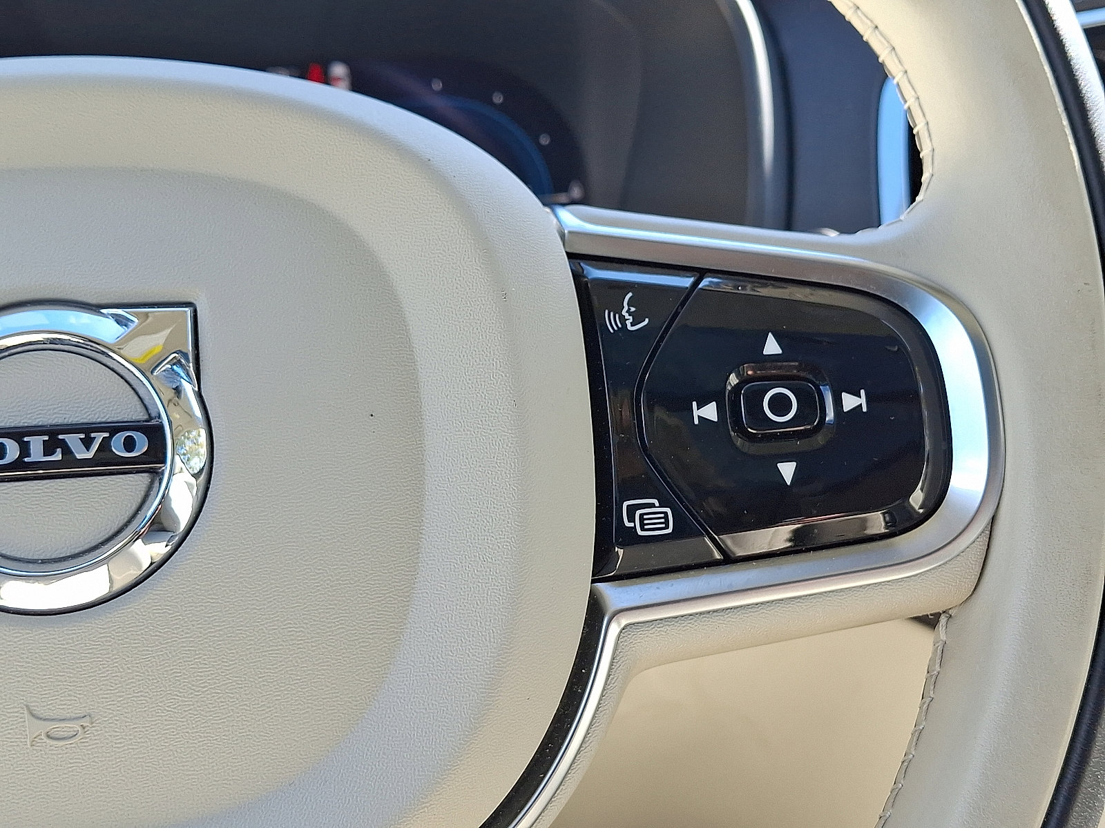 Used 2024 Volvo XC90 T8 Plus w/ Protection Package Premier image 24