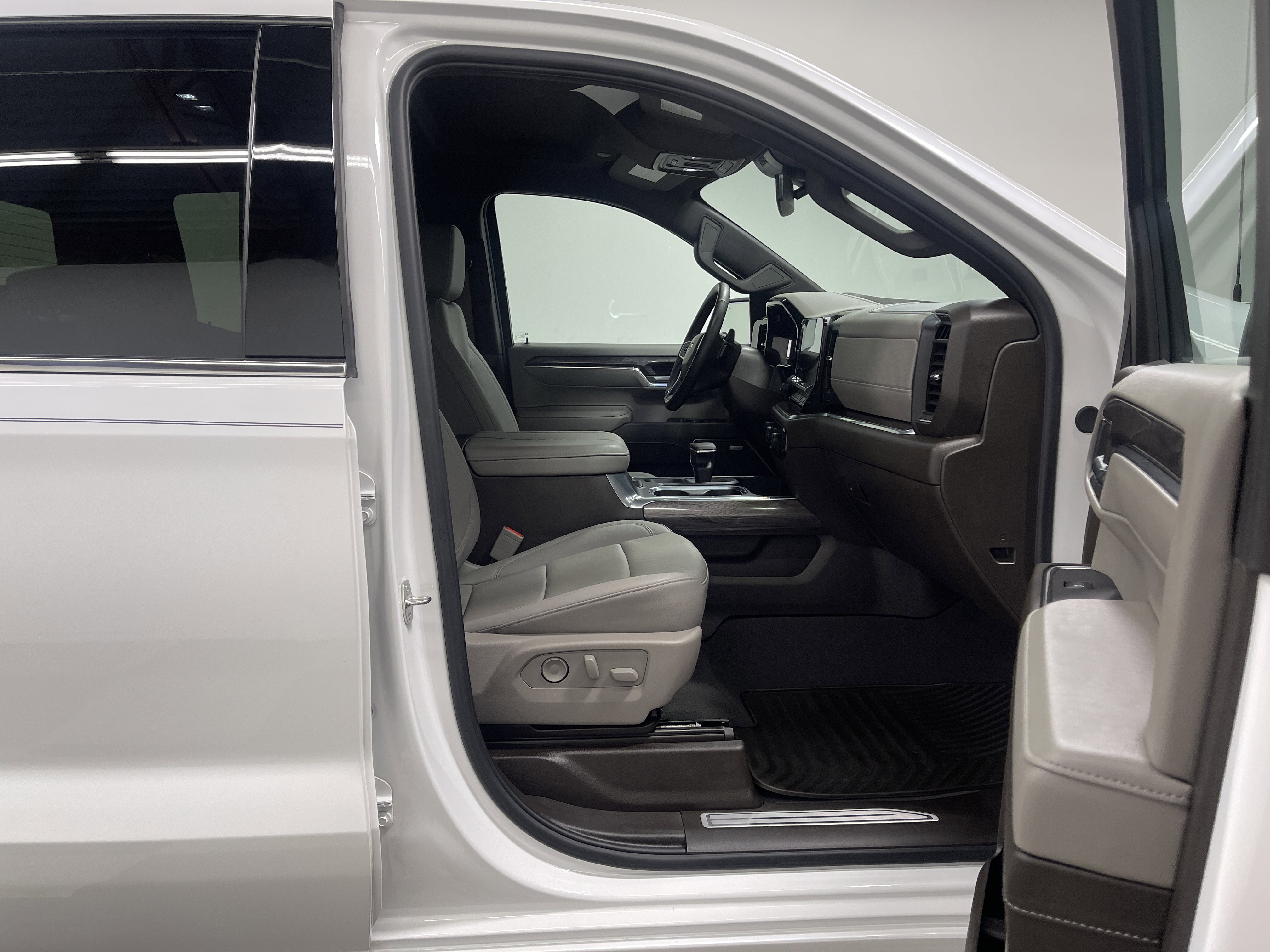 Used 2024 Chevrolet Silverado 1500 LTZ w/ LTZ Convenience Package II AWD/4WD image 25