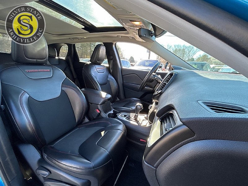 Used 2019 Jeep Cherokee Trailhawk w/ Comfort/Convenience Group AWD/4WD image 17