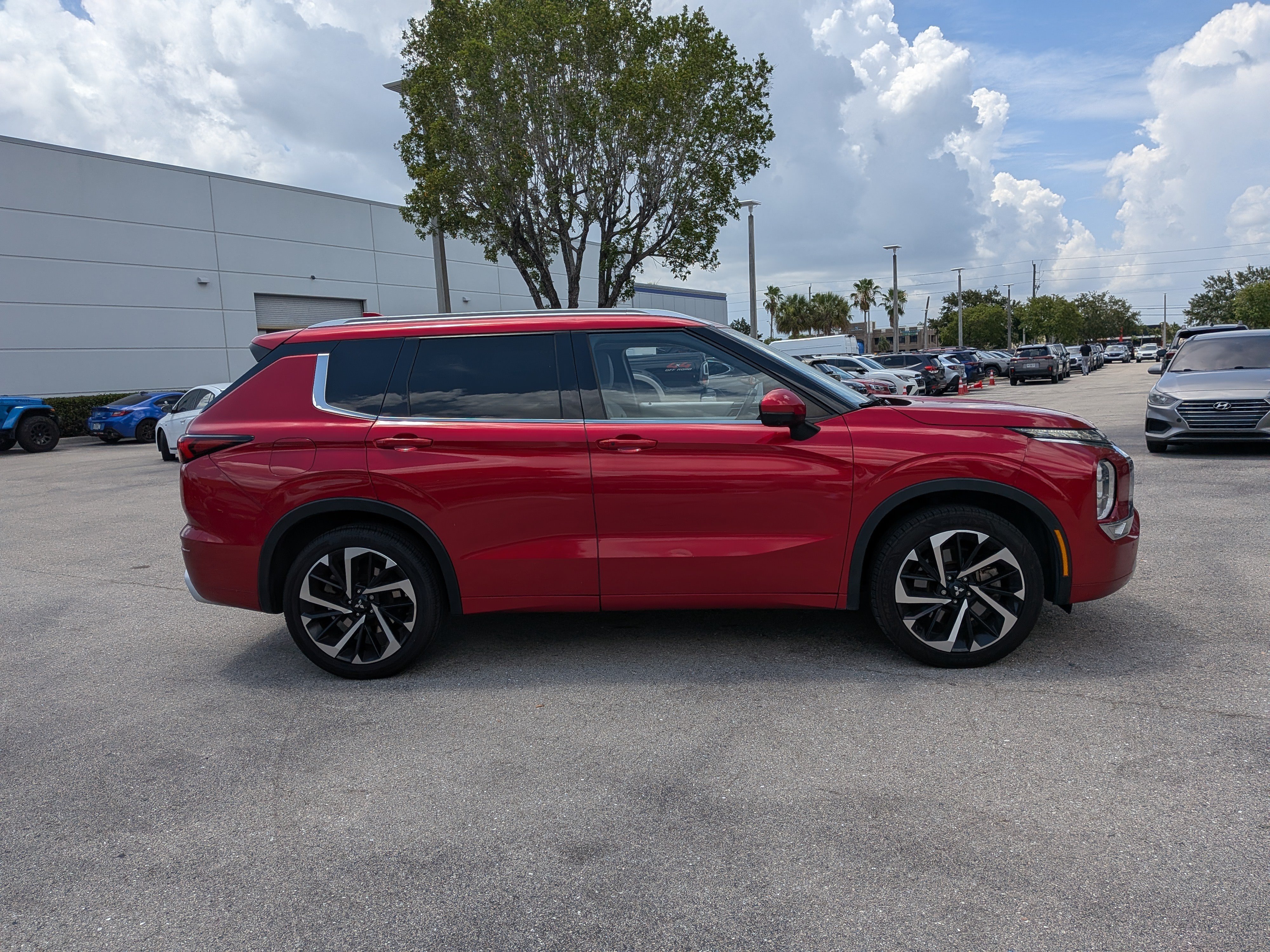 Used 2023 Mitsubishi Outlander SEL FWD image 3