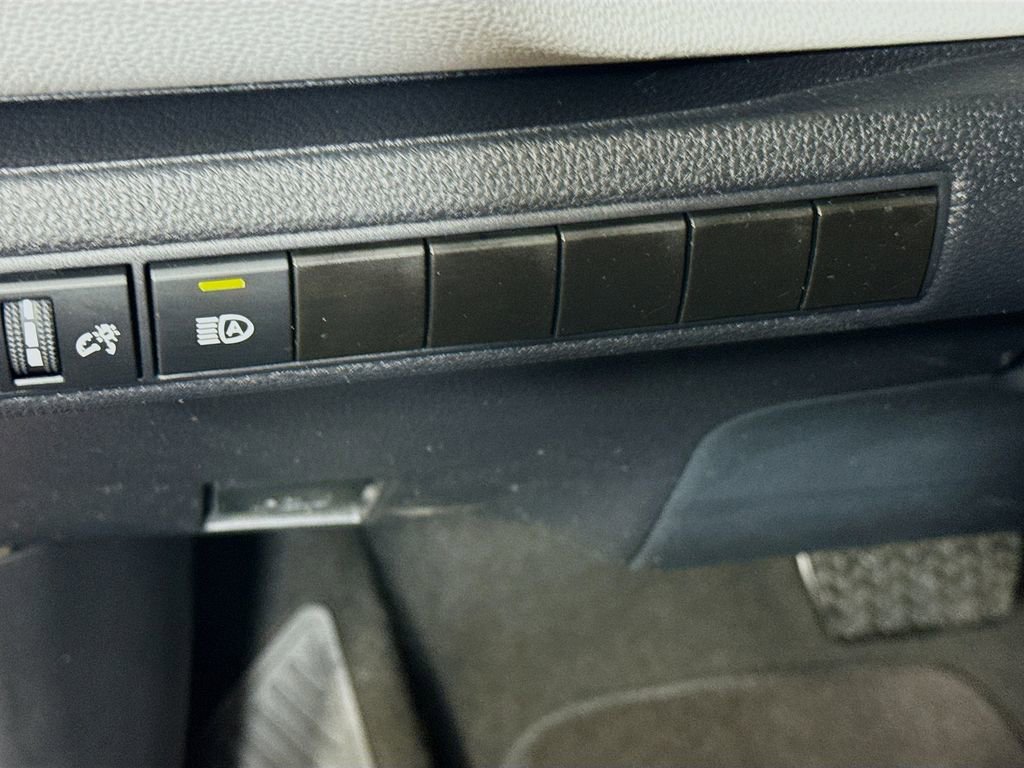 Used 2025 Toyota Corolla SE image 10