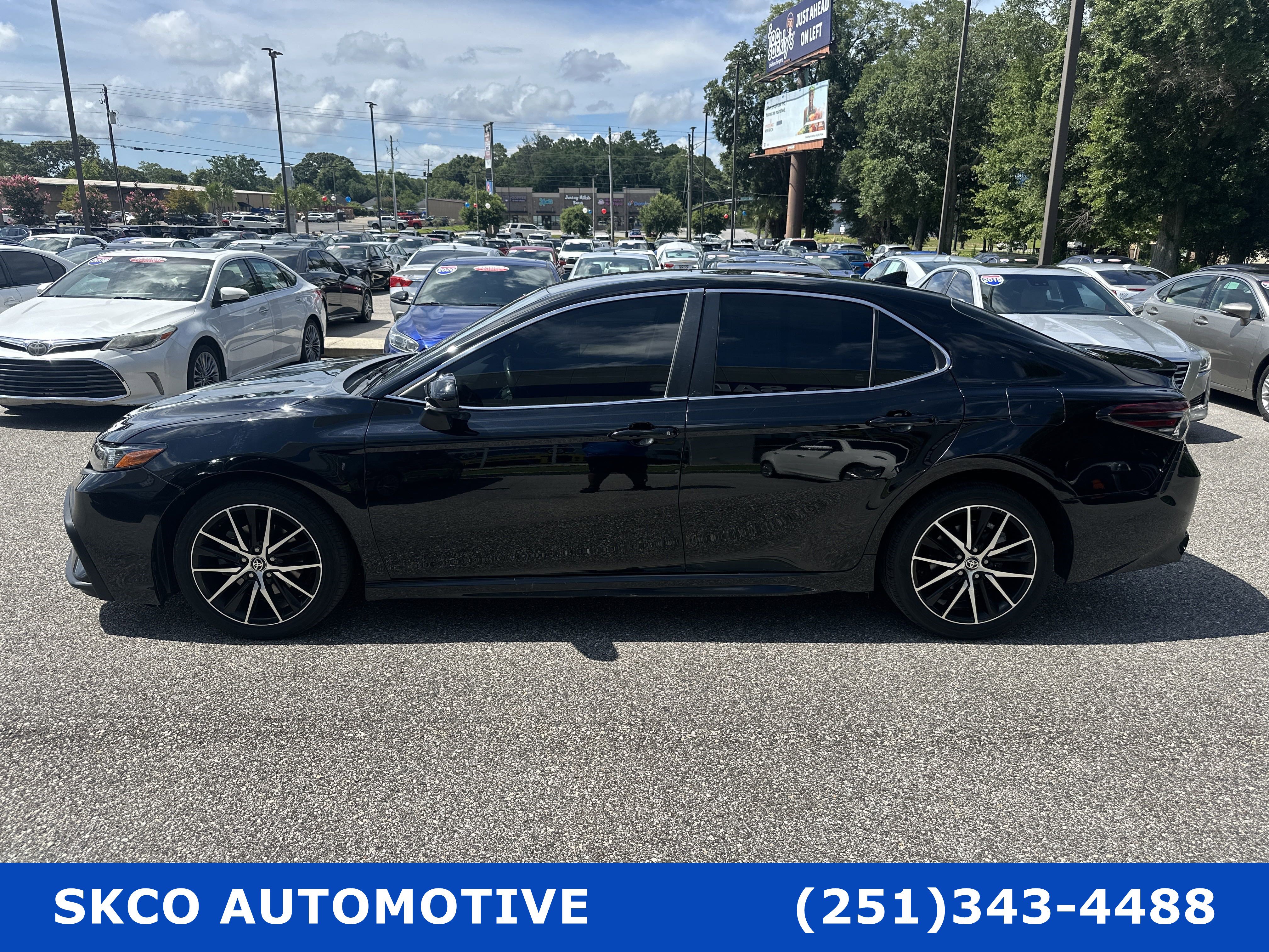 Used 2021 Toyota Camry SE FWD image 2