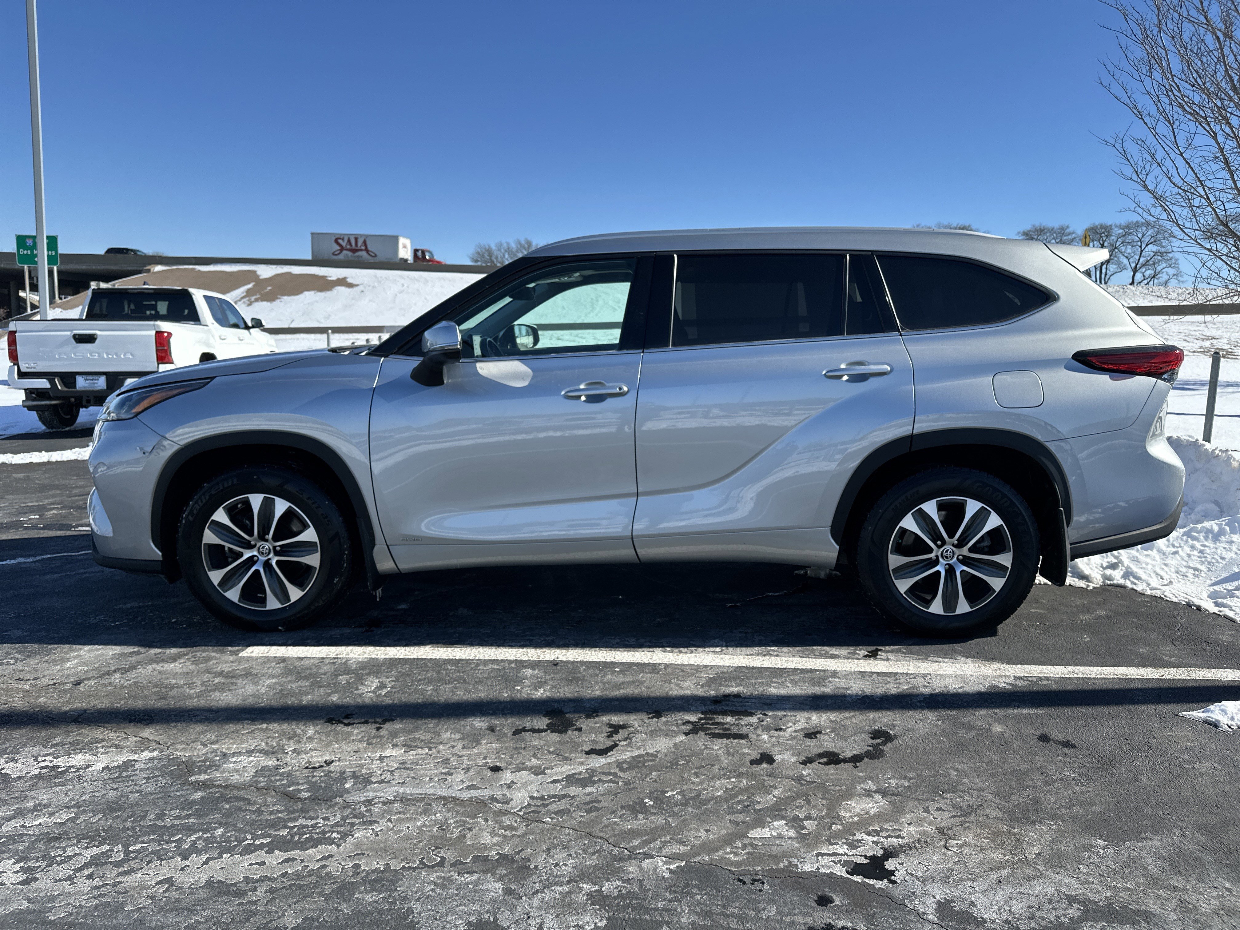 Used 2022 Toyota Highlander XLE image 7