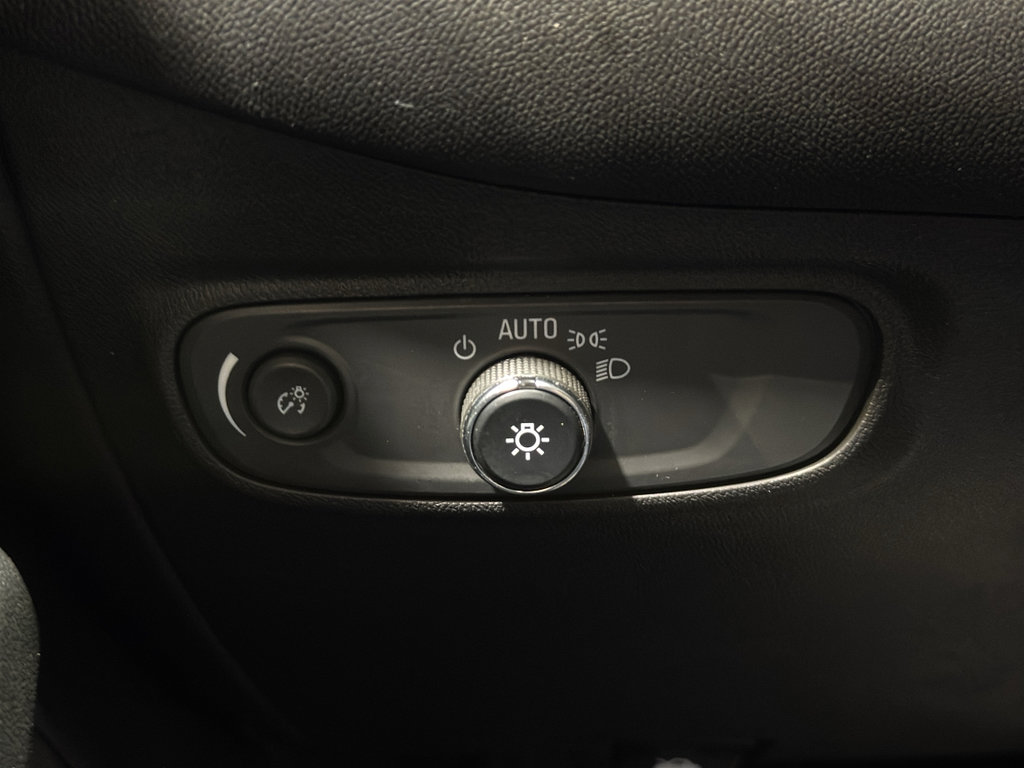 Used 2022 Chevrolet Equinox RS w/ Infotainment Package image 35