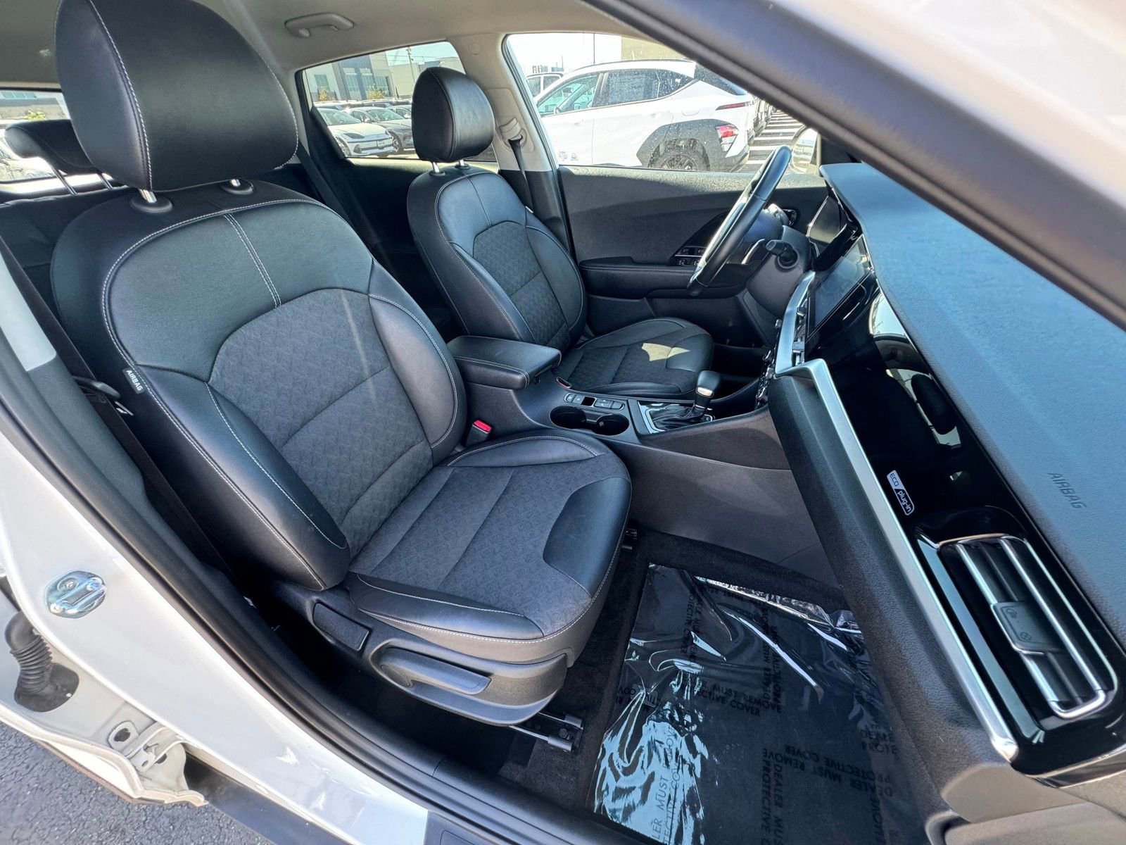 Used 2022 Kia Niro EX image 10