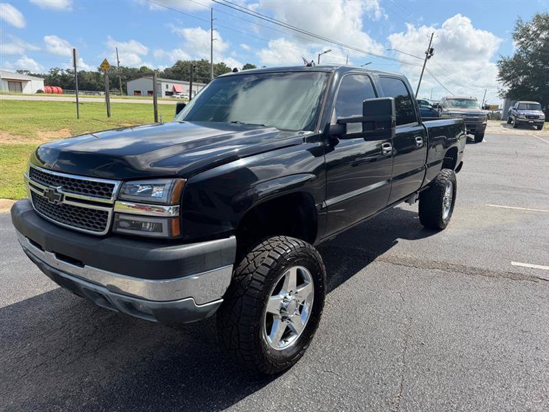 Used 2005 Chevrolet Silverado 2500 LT w/ Heavy-Duty Power Package AWD/4WD image 3