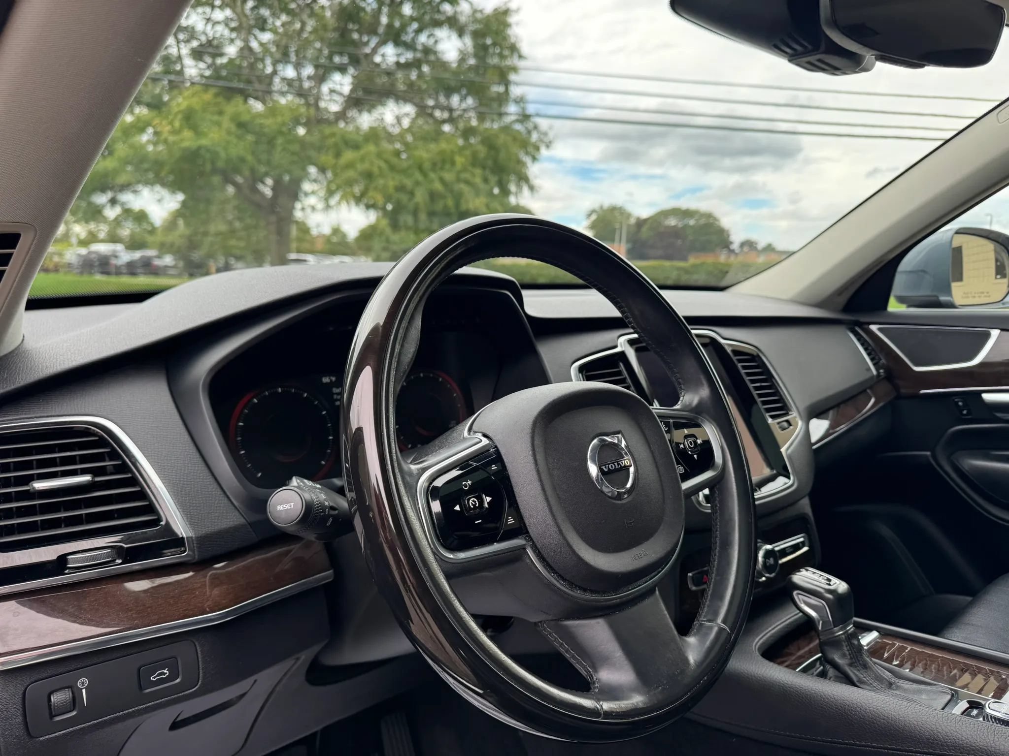 Used 2016 Volvo XC90 T6 Momentum w/ Momentum Plus Package AWD/4WD image 20