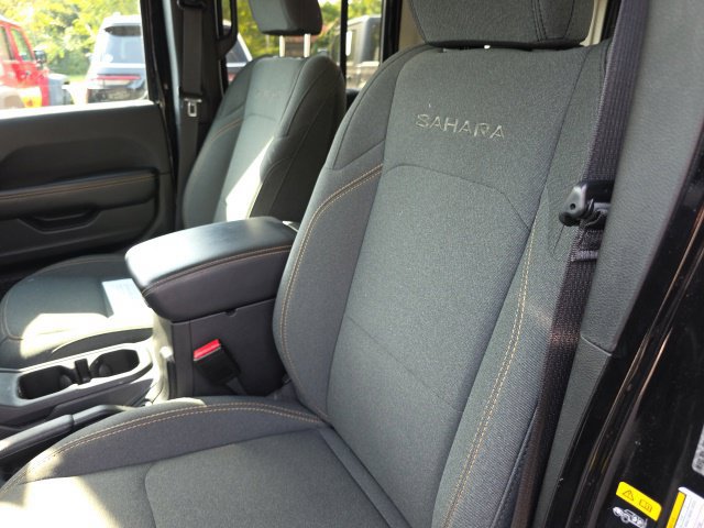 Used 2024 Jeep Wrangler Unlimited Sahara w/ Technology Group AWD/4WD image 10