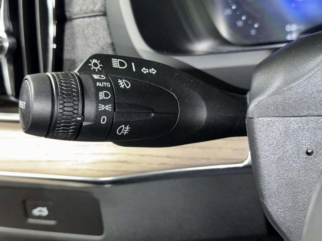 Used 2025 Volvo XC90 B6 Plus image 29
