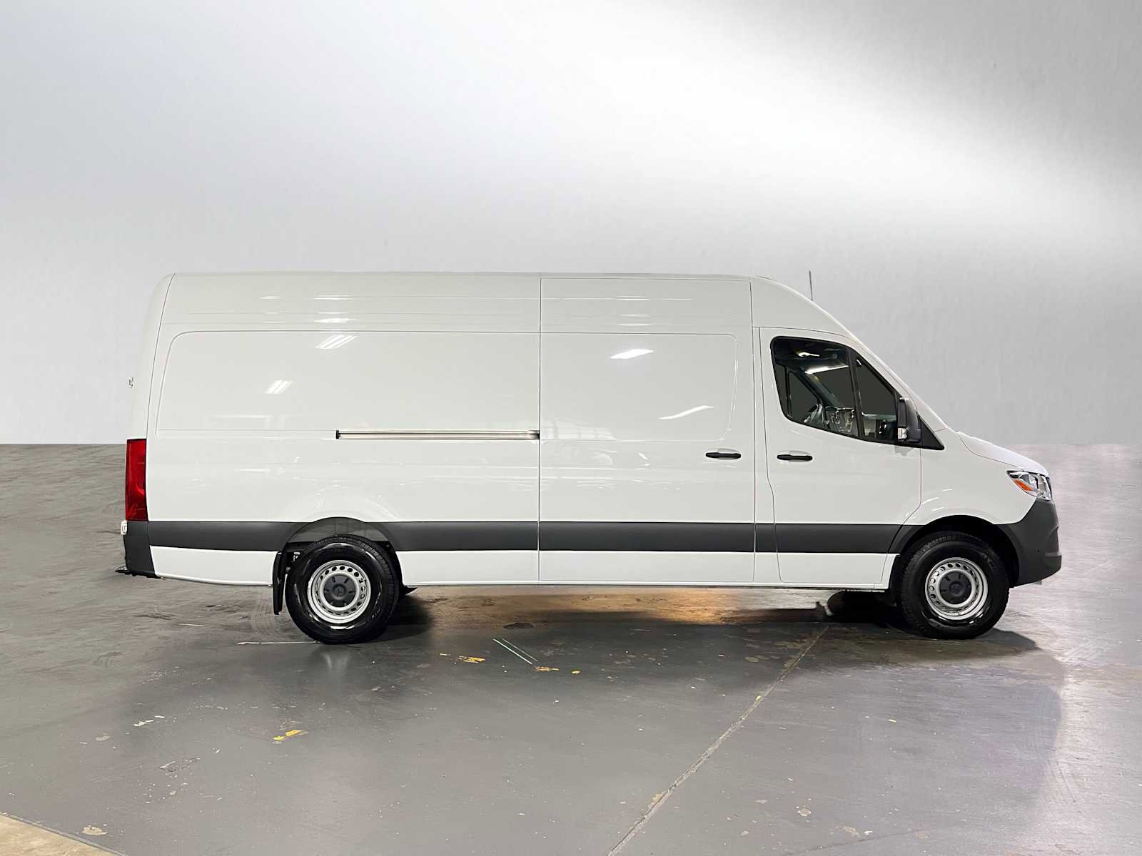 Used 2025 Mercedes-Benz Sprinter 2500 image 2