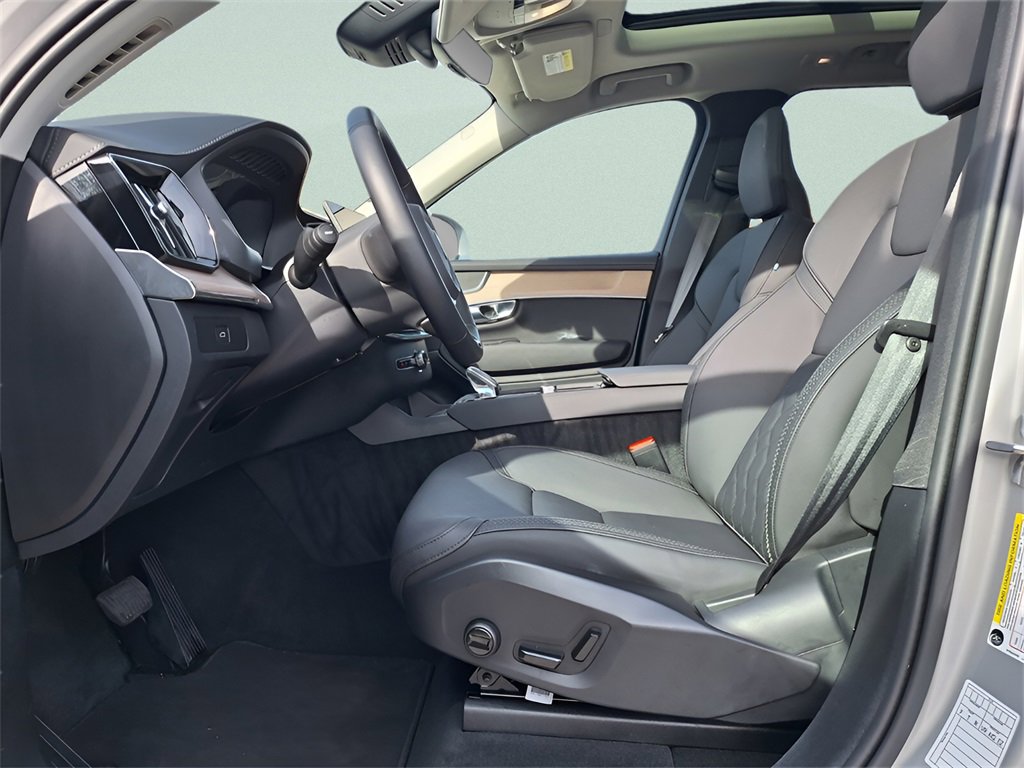 Used 2025 Volvo XC90 B6 Plus image 14