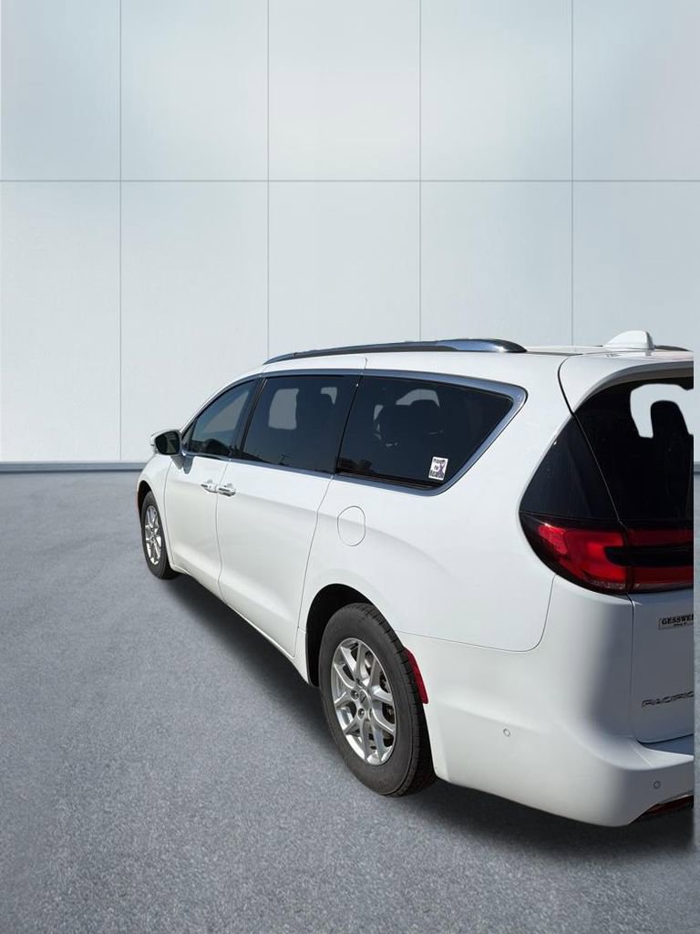 Used 2021 Chrysler Pacifica Touring-L w/ Uconnect Theater Family Group image 6