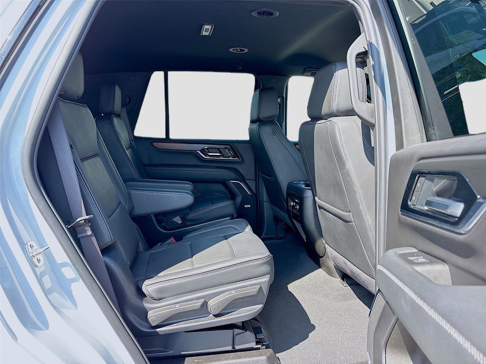 Used 2025 GMC Yukon Denali RWD image 33