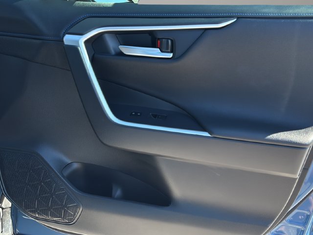 Used 2025 Toyota RAV4 XSE AWD/4WD image 9