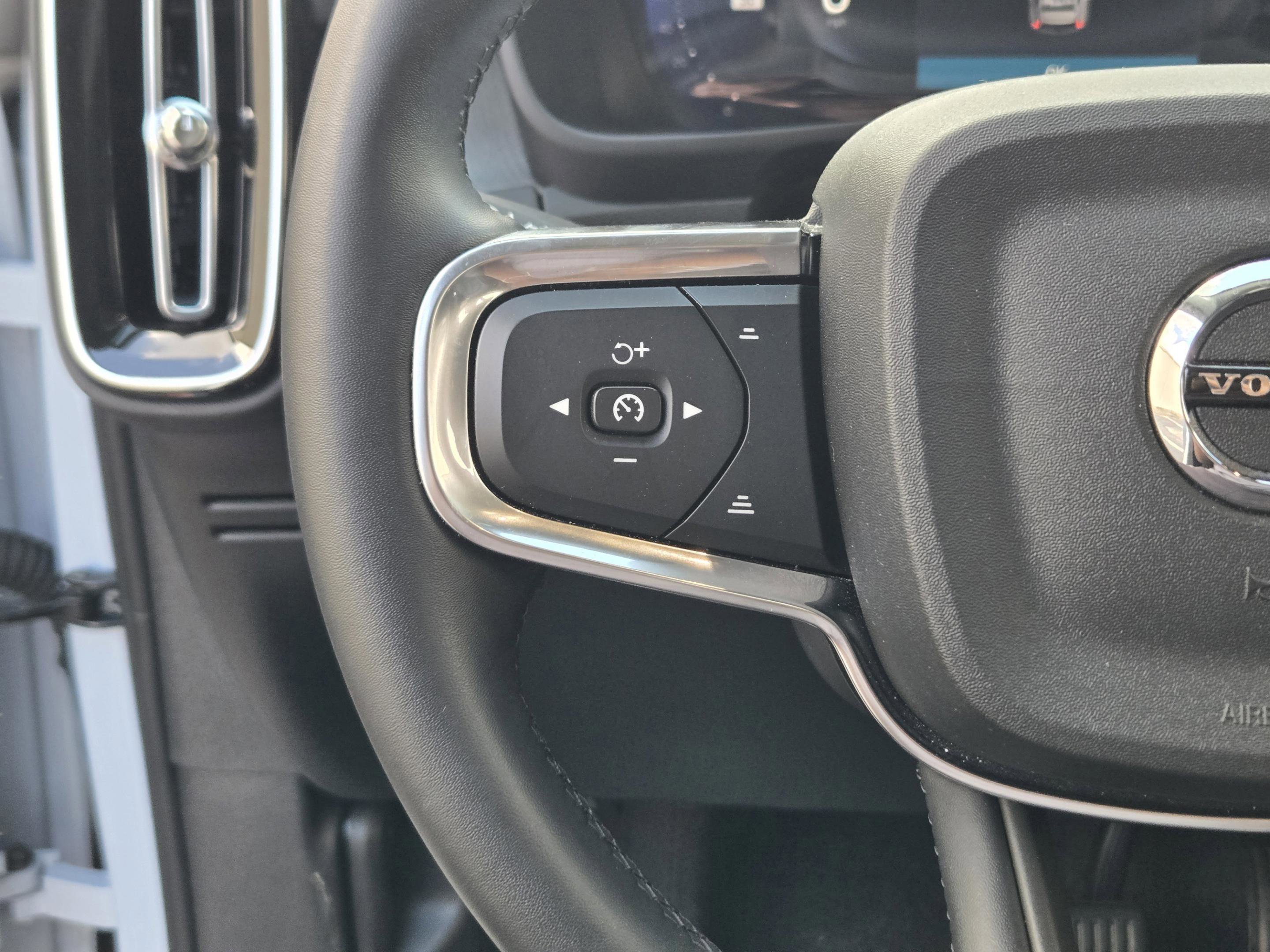 Used 2025 Volvo XC40 B5 Plus image 27