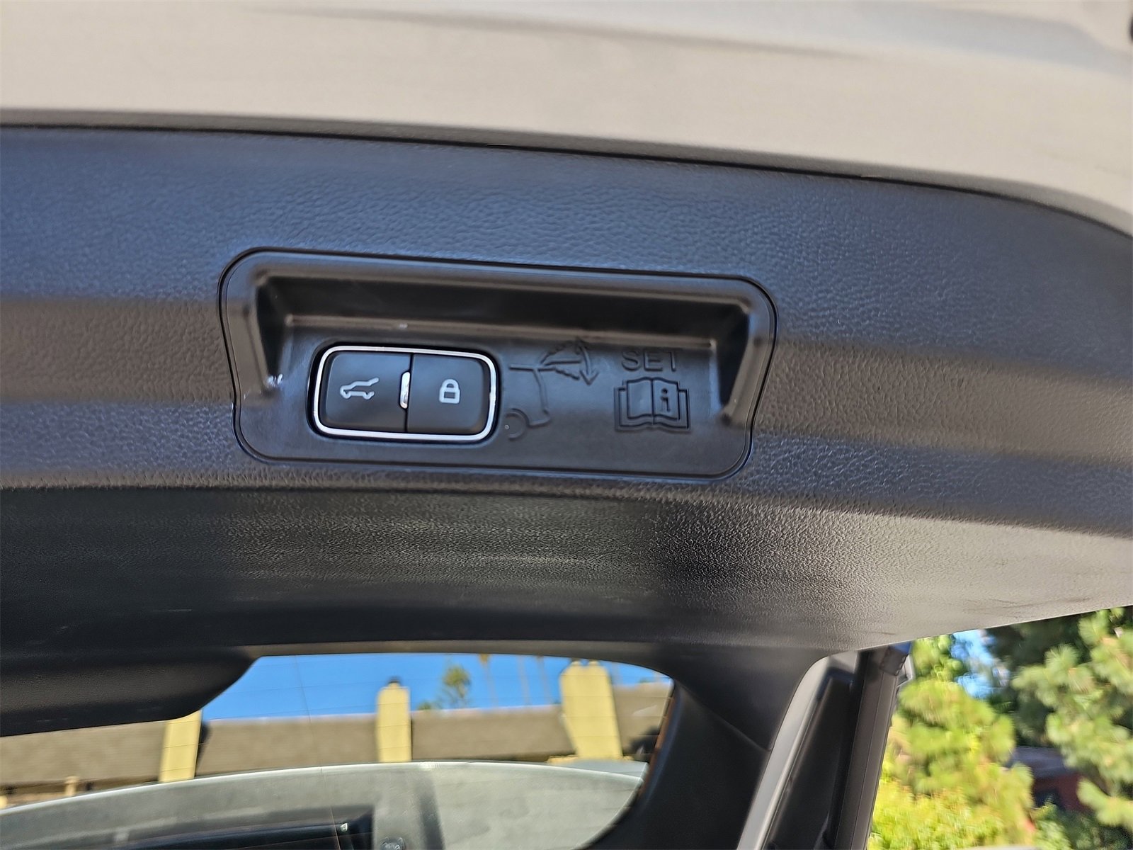 Used 2023 Ford Explorer Limited image 15