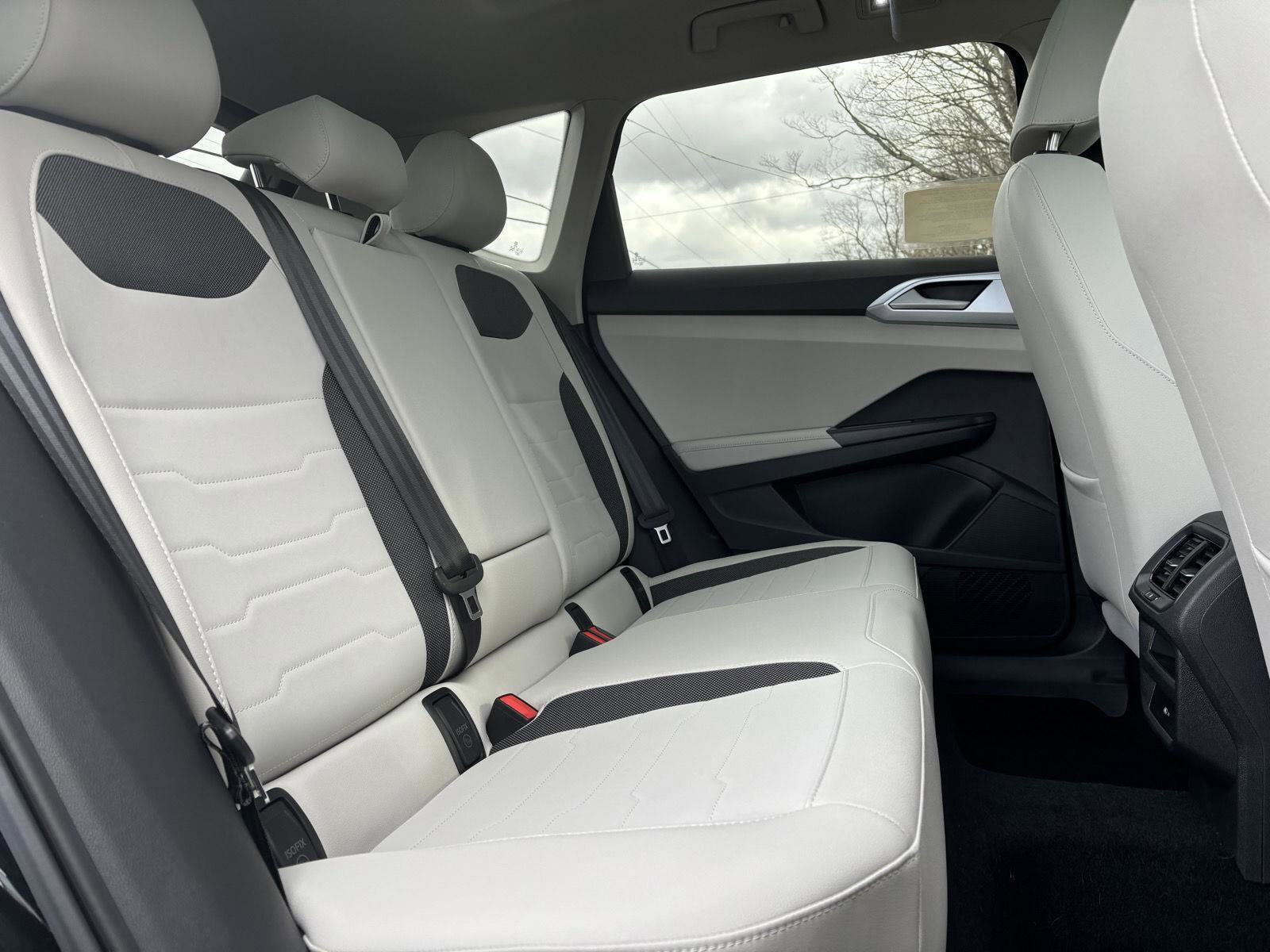 Used 2025 Volkswagen Taos SE w/ Panoramic Sunroof Package image 26