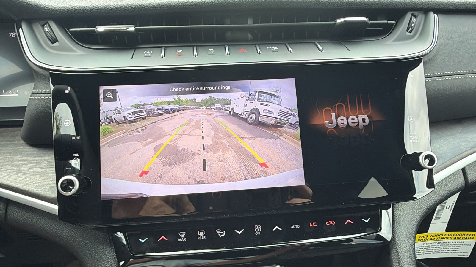 New 2026 Jeep Grand Cherokee Limited w/ Limited Altitude Package AWD/4WD image 29