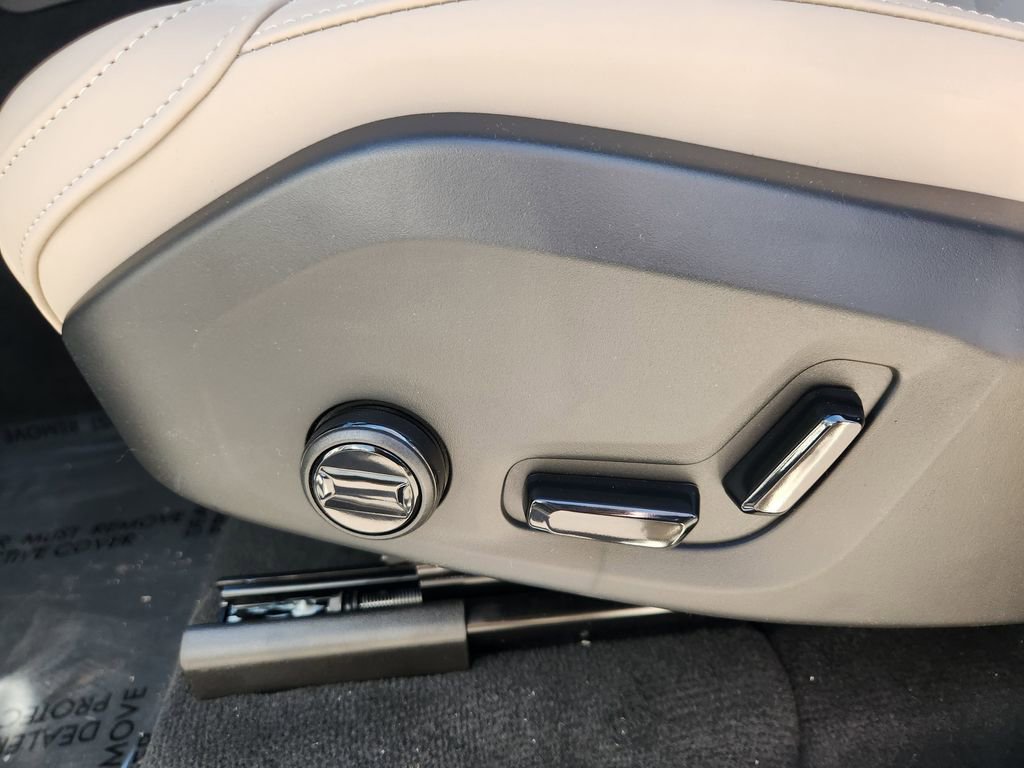 New 2026 Volvo XC90 B5 Plus w/ Protection Package Premier image 13