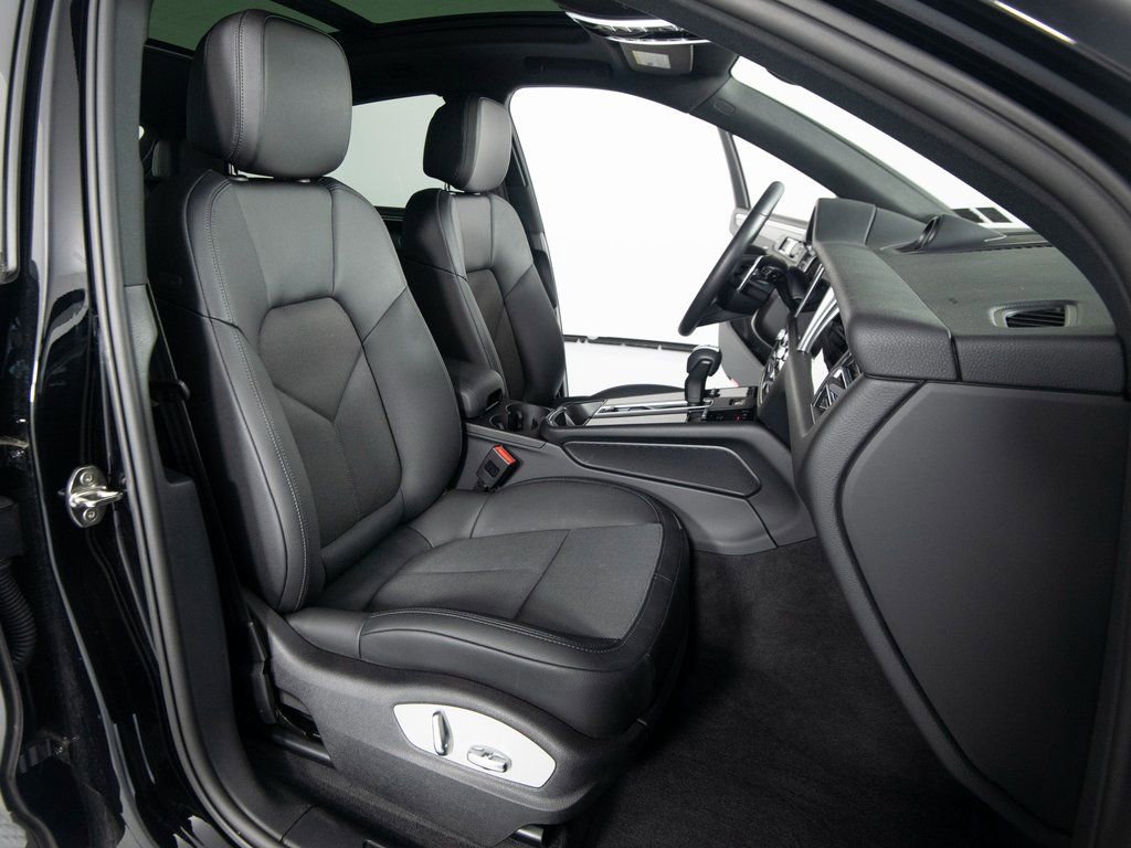 Certified 2025 Porsche Macan image 32
