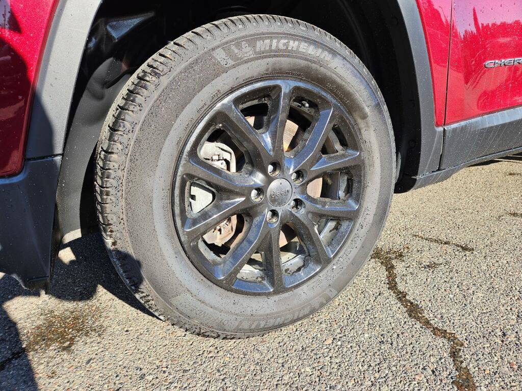Used 2018 Jeep Cherokee Latitude Plus w/ Comfort/Convenience Group image 8