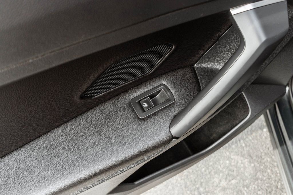 Used 2019 Volkswagen Tiguan SE image 25