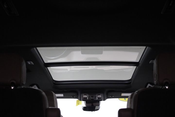 Used 2023 Chevrolet Suburban High Country image 3