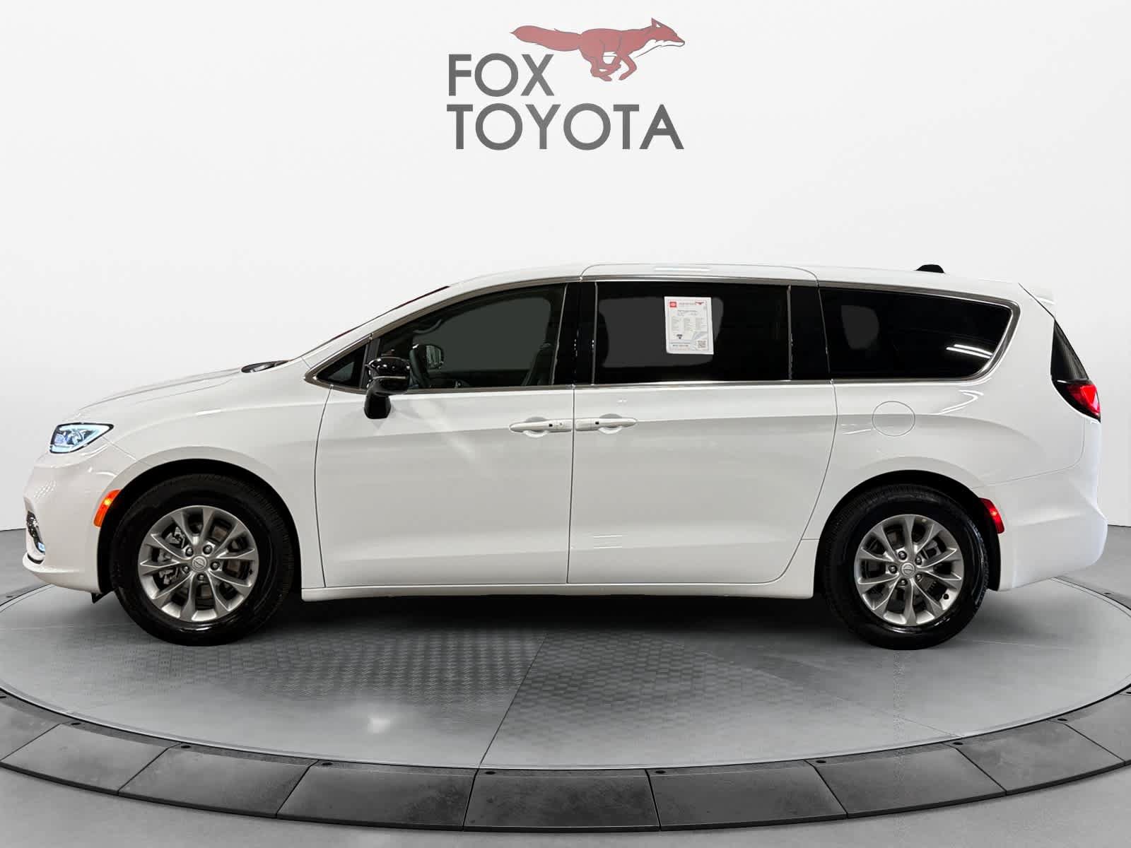 Used 2026 Chrysler Pacifica Limited FWD image 3