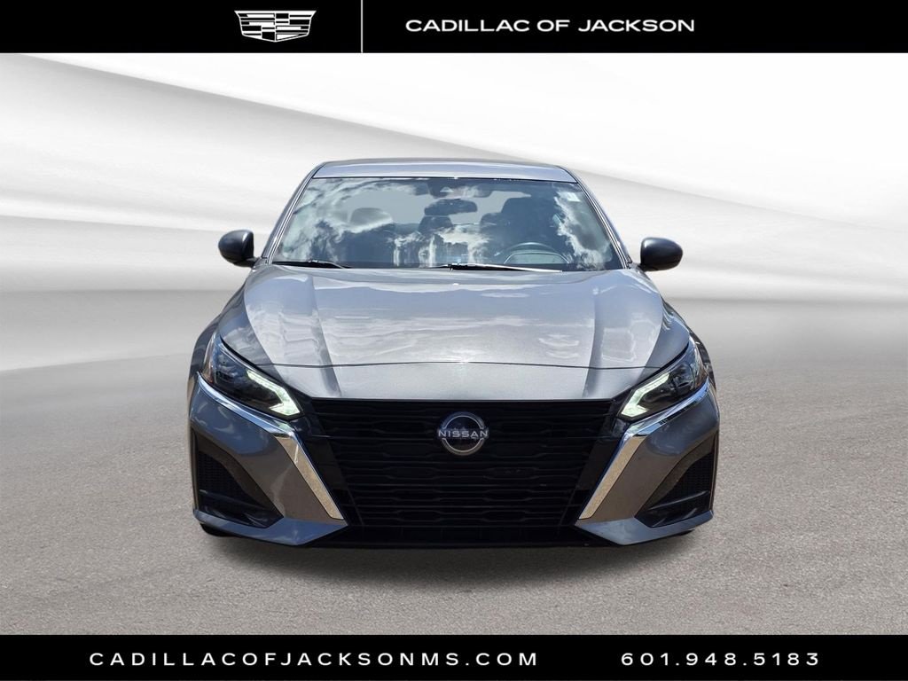 Used 2025 Nissan Altima 2.5 SV FWD image 2