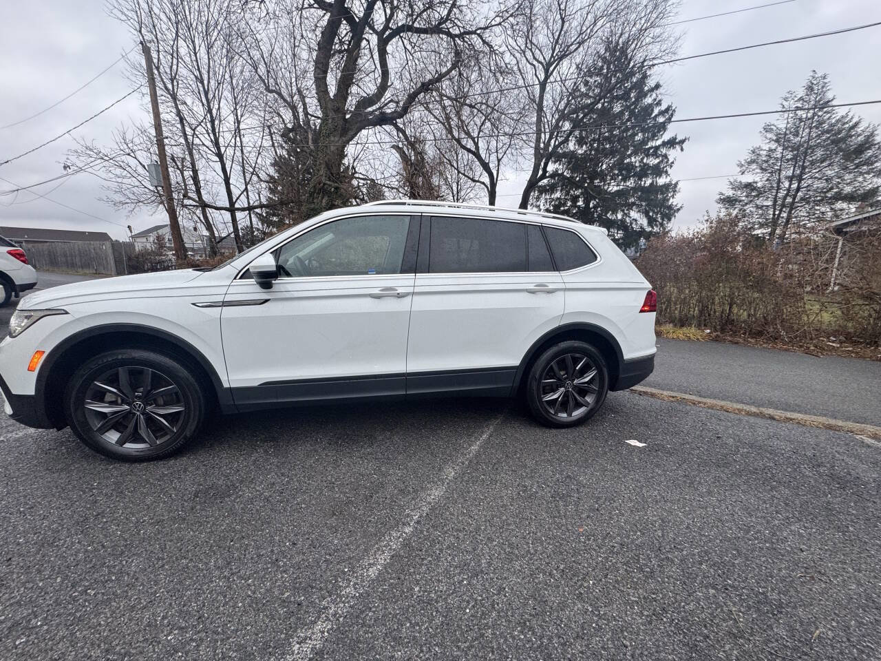 Used 2024 Volkswagen Tiguan SE image 3