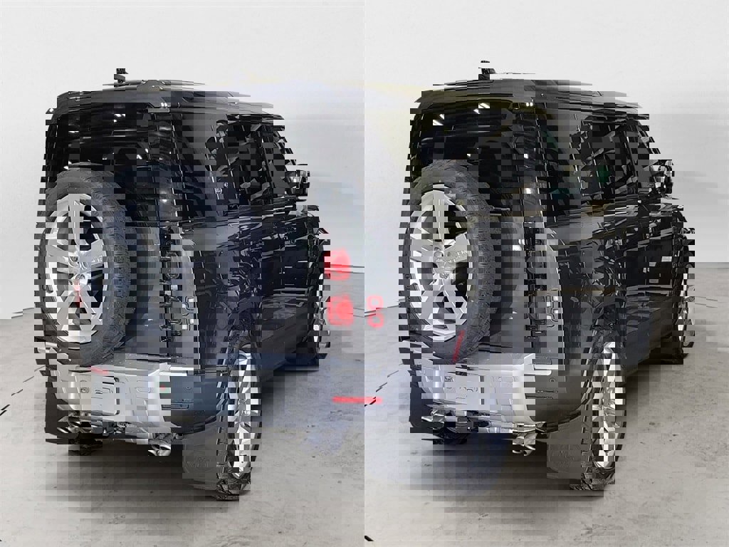 New 2024 Land Rover Defender 110 SE image 5