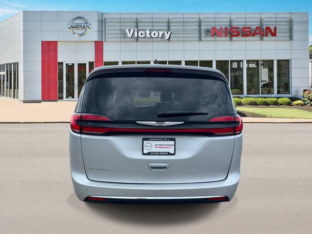 Used 2024 Chrysler Pacifica Touring-L FWD image 4