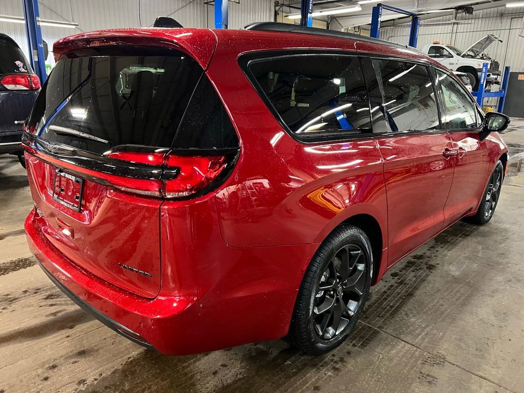 New 2026 Chrysler Pacifica Limited w/ S Appearance Package FWD image 5