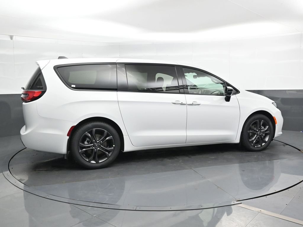 New 2026 Chrysler Pacifica Select image 2