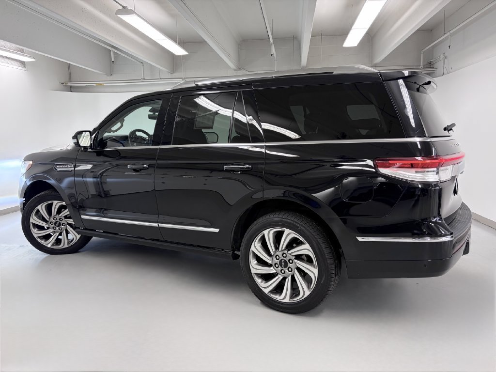 Used 2023 Lincoln Navigator Reserve AWD/4WD image 7