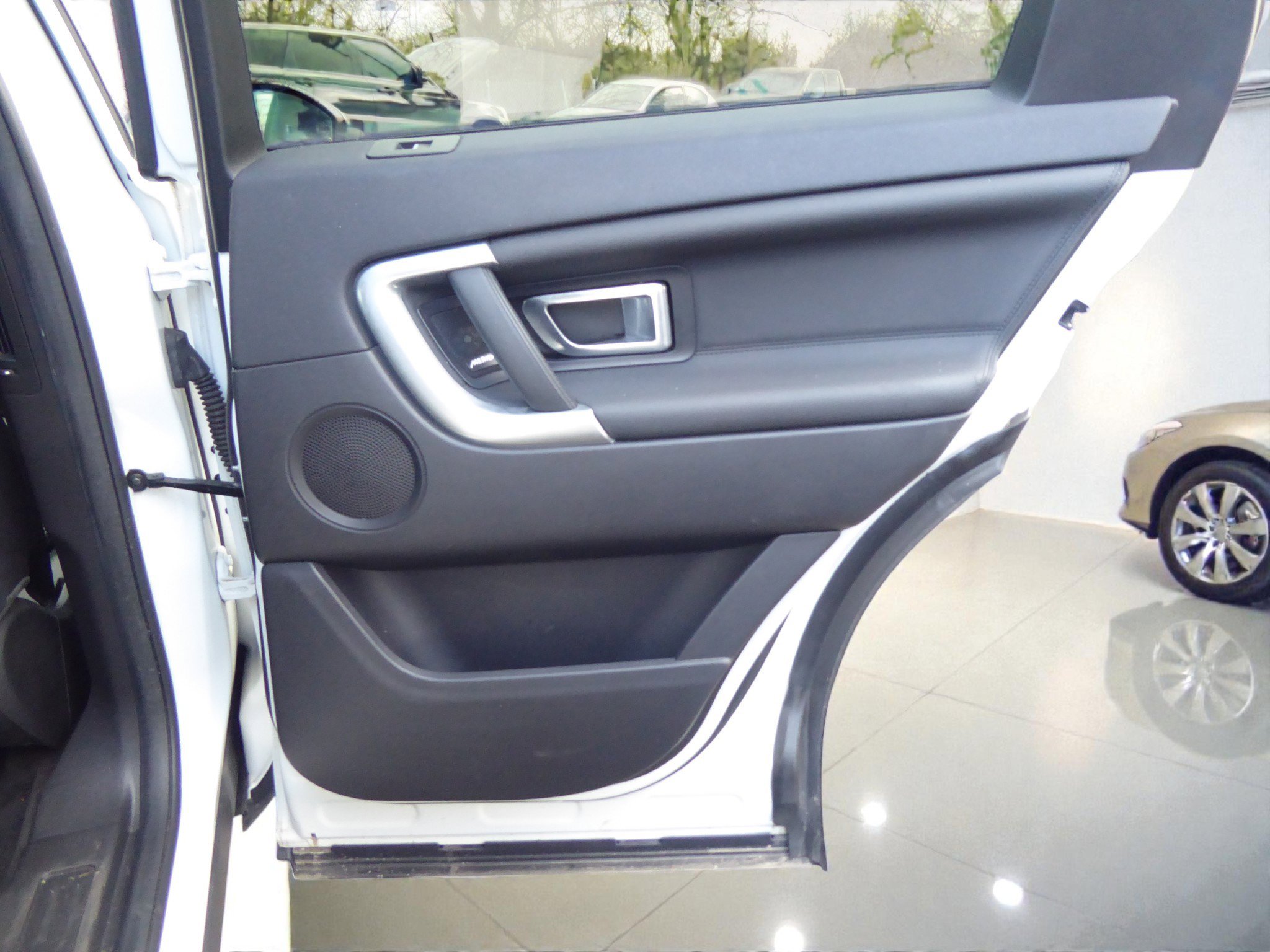 Used 2018 Land Rover Discovery Sport HSE image 19