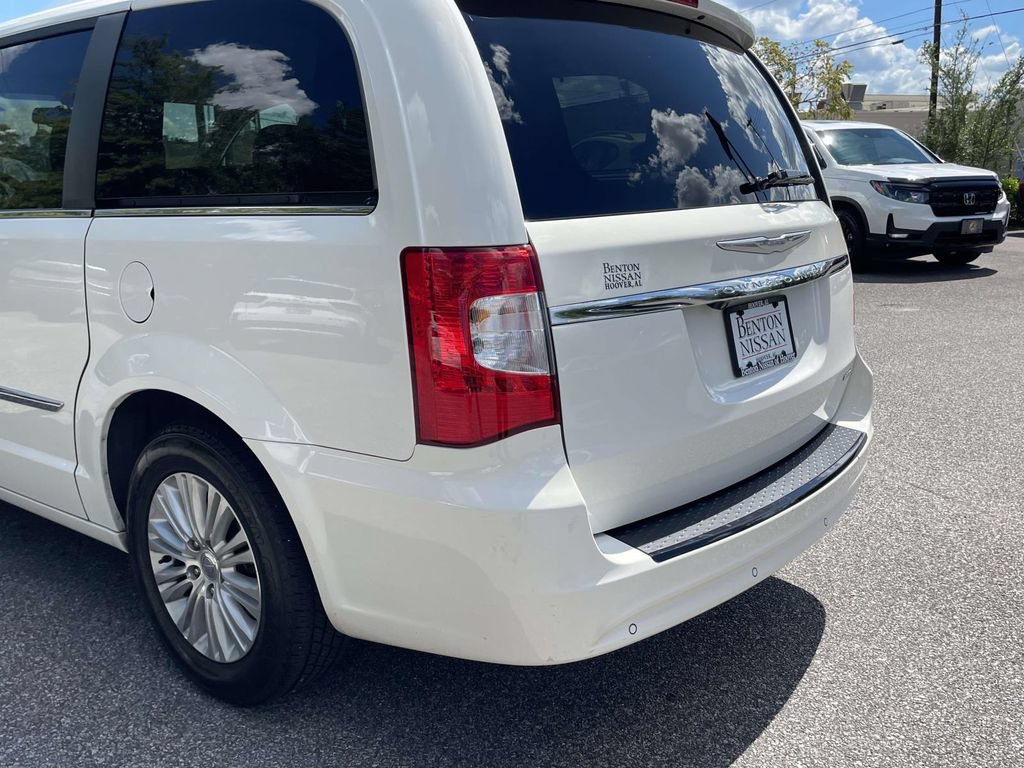 Used 2012 Chrysler Town & Country Limited FWD image 12