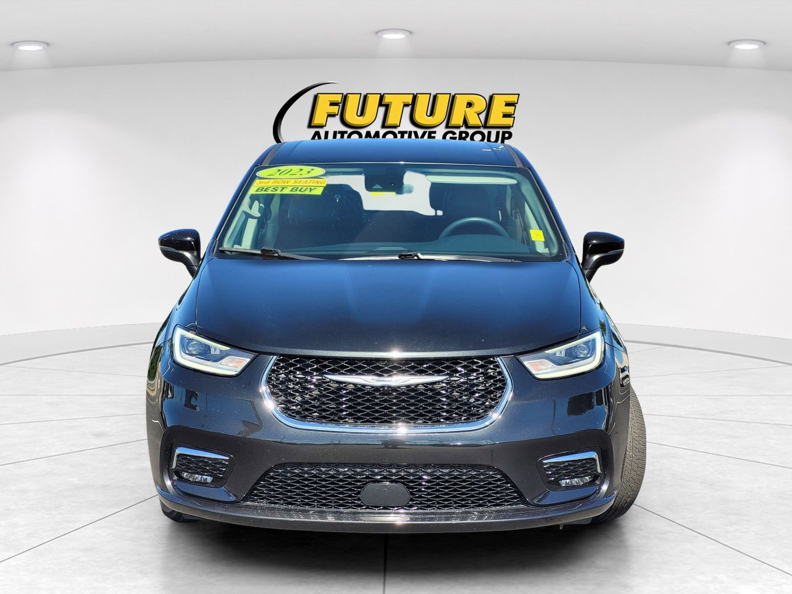 Used 2023 Chrysler Pacifica Touring-L FWD image 4