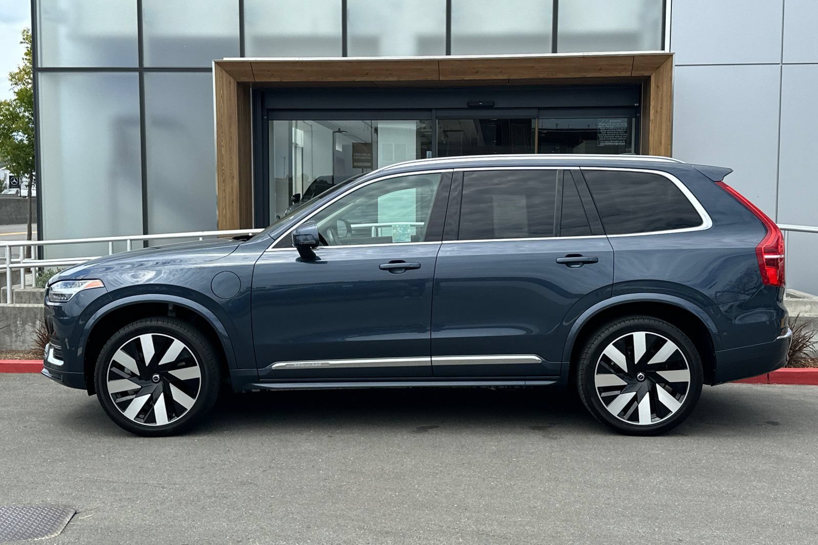 Used 2023 Volvo XC90 T8 Ultimate w/ Protection Package Premier AWD/4WD image 5
